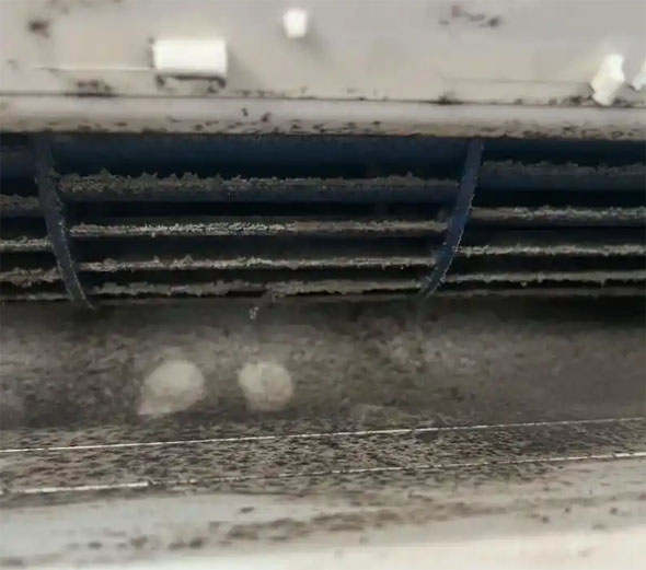 港南空调吹的风有股烧焦味是怎么回事